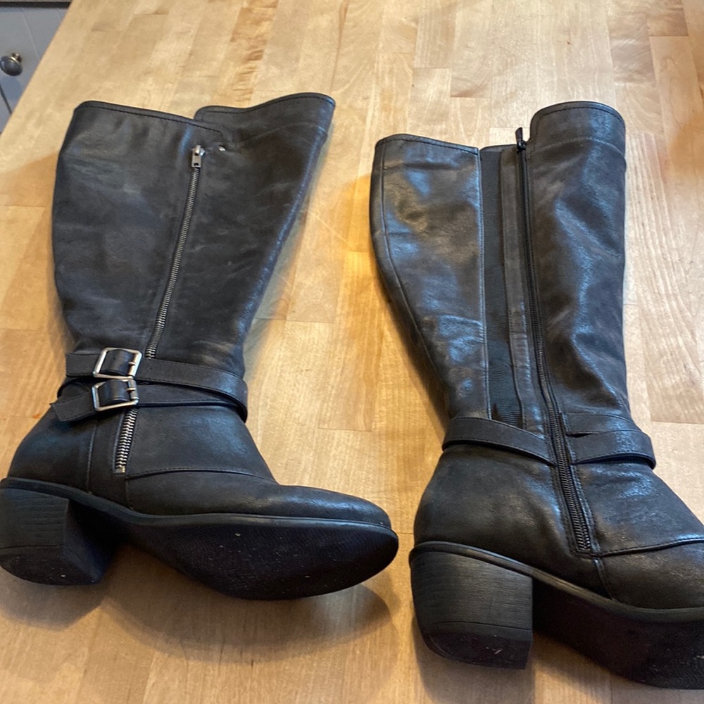 Torrid 8.5 W gently used black/dark grey boots!